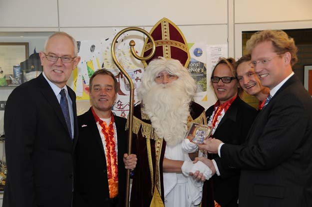 Kerst CD Maxima's overhandigd door Sinterklaas