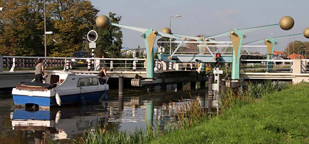 De brug Overgaag in Den Hoorn