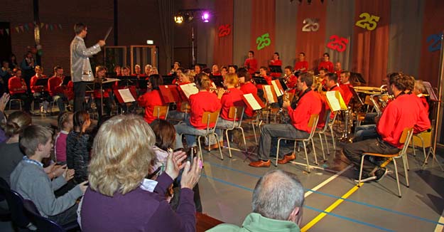 Gelegenheidsorkest samengesteld uit oud-leden van het jeugdorkest van Sint Caecilia, Schipluiden